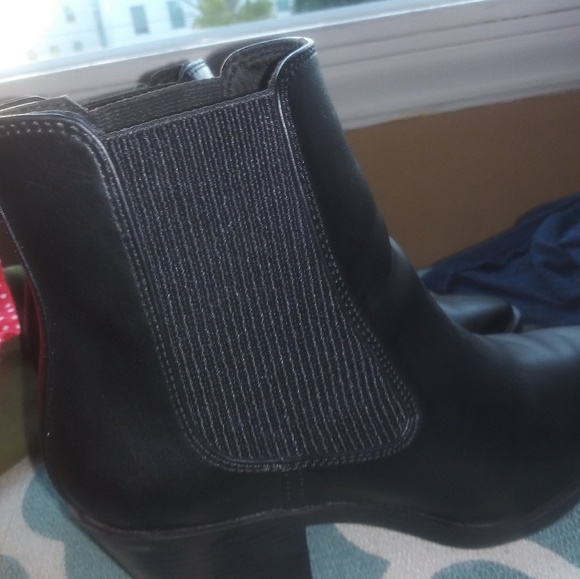 Black leather ankle boots size 7 in womans - Picture 2 of 5